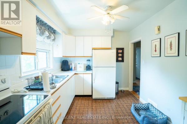 Upper - 35 Laburnham Avenue, Toronto, ON M8W1S6 Photo 5