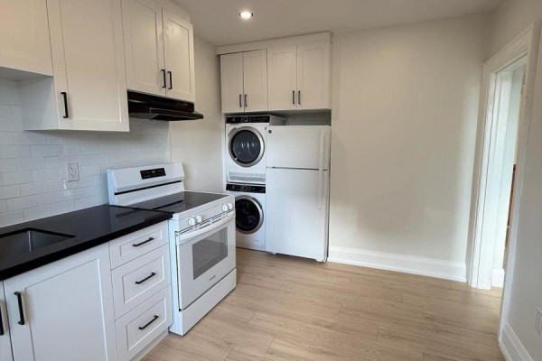 Living room - Upper - 380 Clinton Street, Toronto, ON M6G2Z2 Photo 2