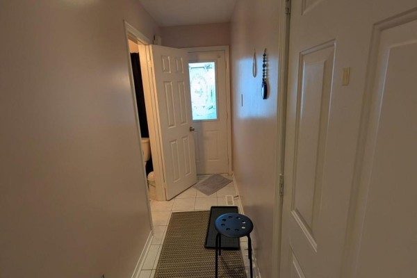 Upper - 3843 Densbury Drive, Mississauga, ON L5N6Z3 Photo 5