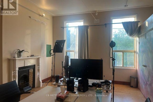 Upper - 393 Queen Street W, Toronto, ON M5V2A5 Photo 2