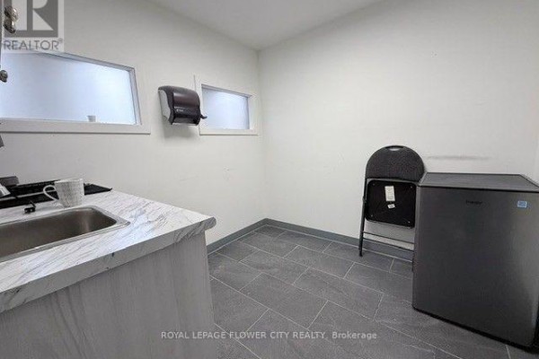Upper - 43 Collier Street, Barrie, ON L4M1G5 Photo 5