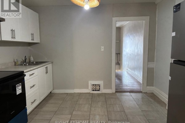 Upper - 505 Oakwood Avenue, Toronto, ON M6E2W9 Photo 4