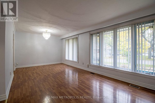 Upper - 57 Chancellor Drive, Toronto, ON M1G2W4 Photo 4
