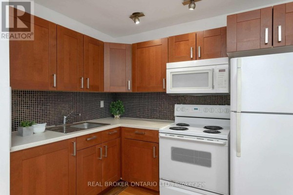 Upper - 57 Lanark Avenue, Toronto, ON M6C2B5 Photo 5