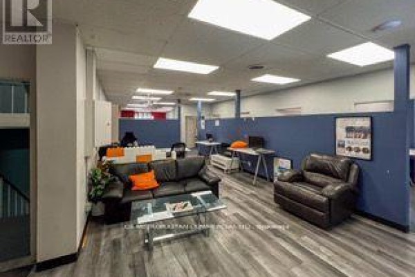Upper - 64 Vaughan Road, Toronto, ON M6G2N4 Photo 3