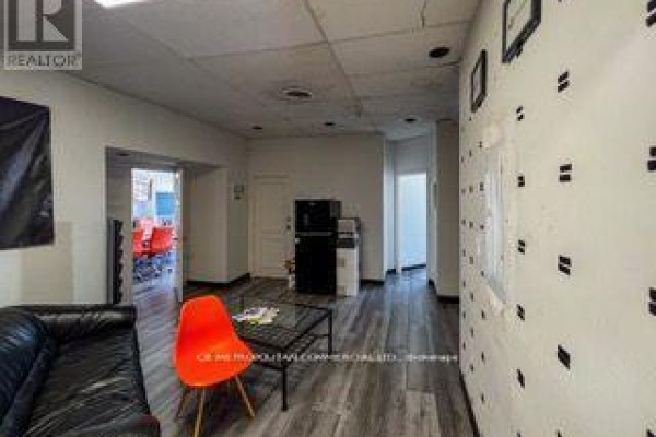 Upper - 64 Vaughan Road, Toronto, ON M6G2N4 Photo 5
