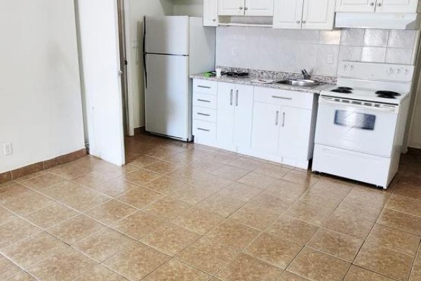 Upper 1 - 1040a St Clair Avenue, Toronto, ON M6E1A5 Photo 2