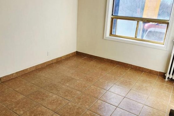 Upper 1 - 1040a St Clair Avenue, Toronto, ON M6E1A5 Photo 5