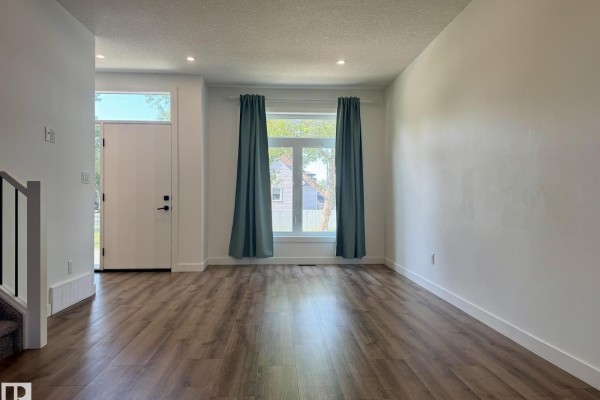 #upper 10125 116 Av Nw Nw, Edmonton, AB T5G2T5 Photo 4