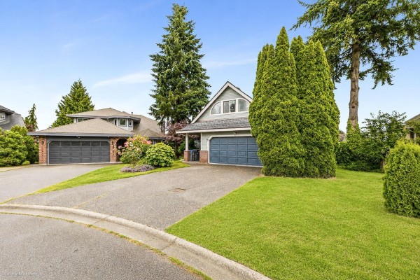 Upper 16375 Middleglen Place, Surrey, BC, photo 2