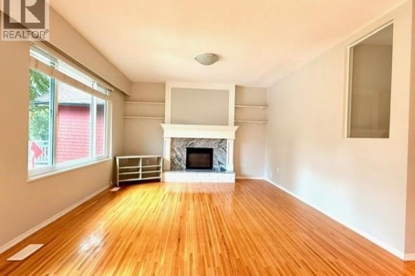 Upper 3444 Church, North Vancouver, BC V7K2L4 Photo 4