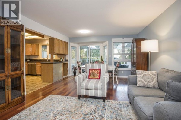 Upper-9890 Lyndhurst Street, Burnaby, BC V3J1G1 Photo 4