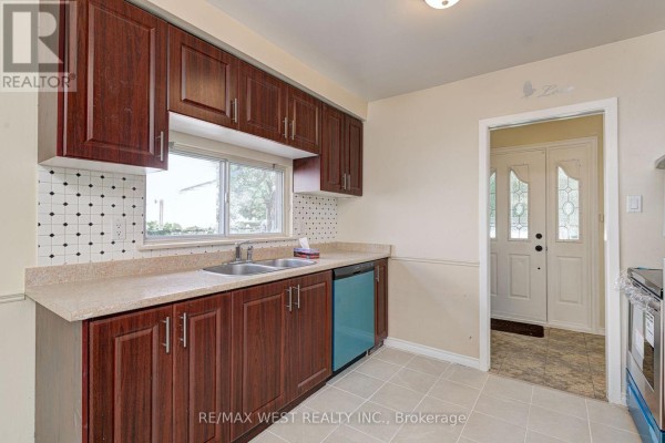 Dining room - Upper Lvl - 18 Glenforest Road, Brampton, ON L6S1K6 Photo 2