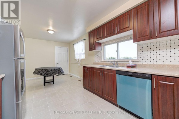Kitchen - Upper Lvl - 18 Glenforest Road, Brampton, ON L6S1K6 Photo 3