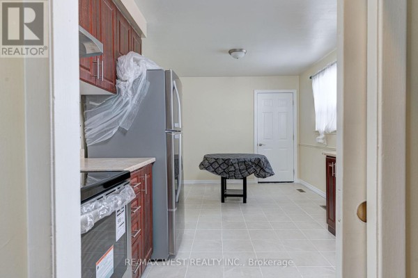 Primary Bedroom - Upper Lvl - 18 Glenforest Road, Brampton, ON L6S1K6 Photo 4