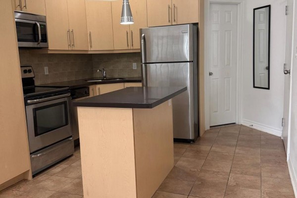Upper Unit - 1090a Bloor Street W, Toronto, ON M6H1M6 Photo 5