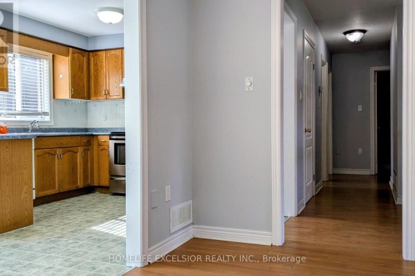 Upper Unit - 25 Amberview Drive, Georgina, ON L4P3X8 Photo 3