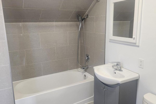 Upper Unit - 312 Wharncliffe Road S, London South, ON N6J2L7 Photo 4