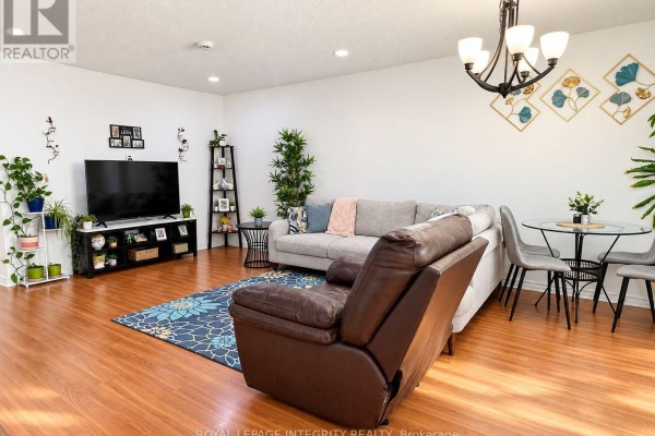 Living room - Upper Unit - 58 Binscarth Crescent, Ottawa, ON K2L1S1 Photo 4