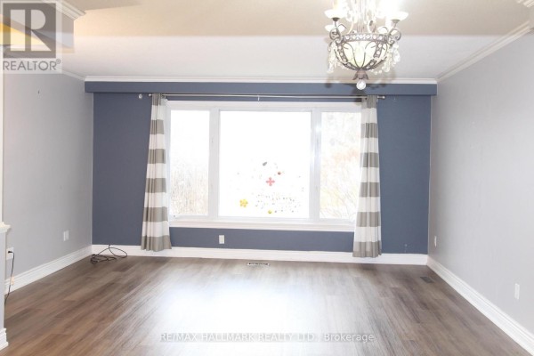 Upper Unit - 8 Meadowland Avenue, Barrie, ON, photo 2