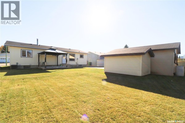 Living room - 180 Mcburney Drive, Yorkton, SK S3N3M4 Photo 3
